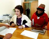 Carmen Iglesias (izquierda) recoge su credencial de diputada en el Parlamento.