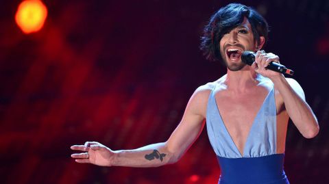 La ganadora del festival de Eurovisi�n, que responde al nombre de Tom Neuwirth, actu� la noche del mi�rcoles con un nuevo corte de pelo y un amplio escote