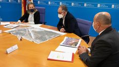 La conselleira de Infraestruturas, Ethel V�zquez, recibi� en Santiago al alcalde de San Cibrao, Manuel Pedro Fern�ndez, y al presidente de los empresarios del pol�gono de San Cibrao, Jos� Antonio Rodr�guez Ara�jo