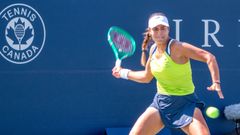 J�ssica Bouzas, procediendo a golpear una bola durante su partido de segunda ronda con Svit�lina en Toronto.