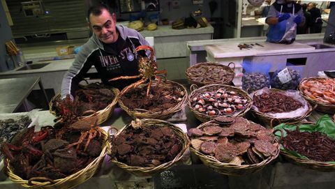 Venta de mariscos y pescados en Boiro.