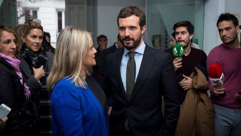 Casado y Marimar Blanco, de la Fundación Víctimas del Terrorismo, antes de la entrega de los premios anuales de la entidad