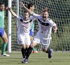 Dani Deza (delante) y Chequi (detr�s) corren para celebrar el gol de la permanencia.