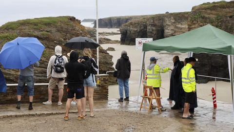Pese al anuncio de cierre de la playa, algunos visitantes se acercaron a fotografiar el arenal vac�o desde lo alto del acceso