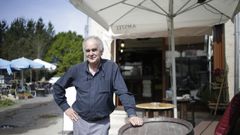 Ceferino Lobato frente a la cafeter�a