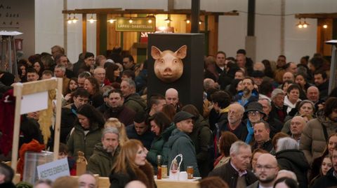 Dos reproducciones de cabezas de cerdo presiden el recinto e el que se celebra la Festa do Caldo de �sos