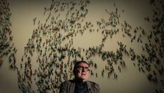 Genov�s, ante una de sus obras en una exposici�n en el 2015 en el MAC de A Coru�a