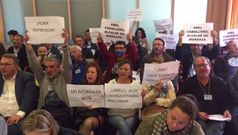 Gente protestando en el pleno ordinario de mayo del ayuntamiento de Vigo