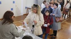 Gente esperando para depositar su voto en el colegio electoral �lvarez Limeses, Pontevedra.
