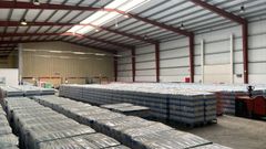 Uno de los almacenes de la planta de Lactalis en Vilalba estaba lleno de producto esta ma�ana, cuando lo normal es que ese espacio est� vac�o