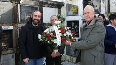 O alcalde de Rianxo, Juli�n Bustelo, o secretario e o presidente da asociaci�n etnogr�fica Castelao, Xusto Ord��ez e Xos� Bravo, realizaron a ofrenda floral na tumba de Manuel Antonio