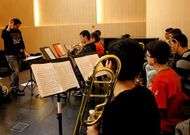 El Conservatorio repetir� la colaboraci�n de su alumnado con la Real Filharmon�a (en la foto) y la banda.