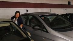 Misi�n imposible: meterse en el coche dentro del aparcamiento