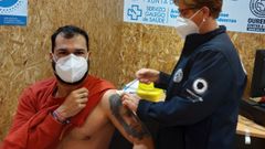 Vacunaci�n contra el covid-19 de un paciente en Ourense, en una imagen de archivo.
