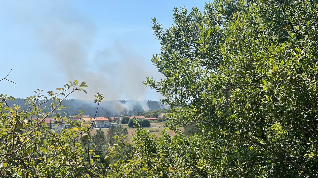 Cortan de nuevo la carretera de Balarés, Ponteceso, por un nuevo incendio intencionado y se declara un fuego cerca de las casas en Dumbría