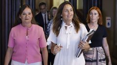 La consellera de Educaci� de la Generalitat, Esther Niub� (de blanco), en una imagen del pasado lunes tras comparecer en la comisi�n de Educaci� del Parlament