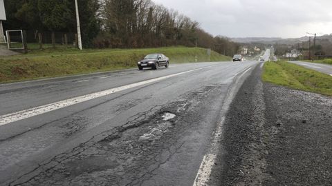 Un bache, en la carretera N-550, a su paso por Marantes, en Santiago, en una imagen de la semana pasada.