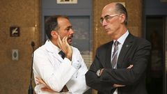 El gerente del �rea sanitaria de Vigo, Julio Garc�a Comesa�a, con el conselleiro de Sanidade, Jesus V�zquez Almui�a, en foto de archivo