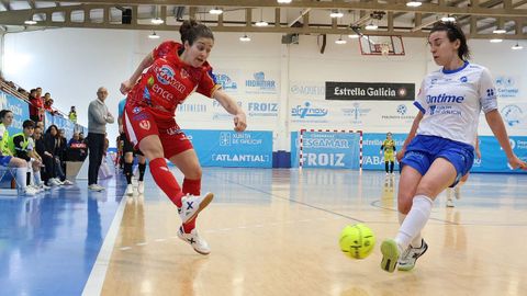 Ale de Paz poniendo un centro en un partido en A Seca