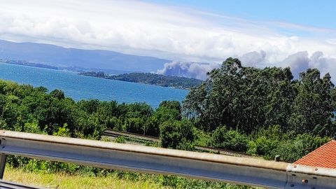 El incendio de Jealsa tambin es muy visible desde el otro lado de la ra de Arousa