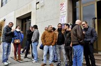 Trabajadores de Maessa, ante la sede, en el arranque de las negociaciones.