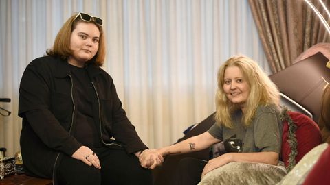 Sandra, en su casa, junto a su hijo Kevin, el verdadero motor de su lucha contra el Crohn