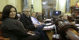 <span lang= es-es >La vuelta de Cid</span>. La concejala del PP Mar�a Luisa Cid, a la izquierda, volvi� al pleno en sustituci�n de Carlos Negreira, con el que fue concejala del �rea de Empleo y Empresa en el anterior mandato. 