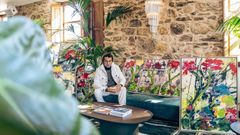 Jordi Moll�, mostrando algunos de sus cuadros.