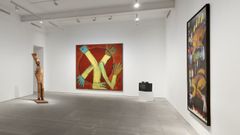 Foto de la sala 17 del Reina Sof�a donde se pueden ver la obra O siameses do c�rculo (1985) de Menchu Lamas al fondo; Cocoroa e Tombuct� de Ant�n Pati�o a la derecha y a la izquierda, la escultura Tou Tou (1984) de Francisco Leiro