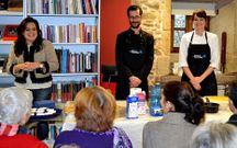 <span lang= es-es >Obradoiro de filloas en O Couto</span>. La sala de la lareira de la Fundaci�n Pondal se abarrot� ayer con los asistentes al curso de elaboraci�n de filloas con grelos impartido por Mari�n Rodr�guez.