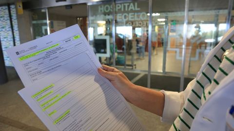Una trabajadora social del hospital de Montecelo muestra todos los formularios que fueron rellenando para intentar que el hombre tuviese una residencia, algo que de momento no ocurri�.