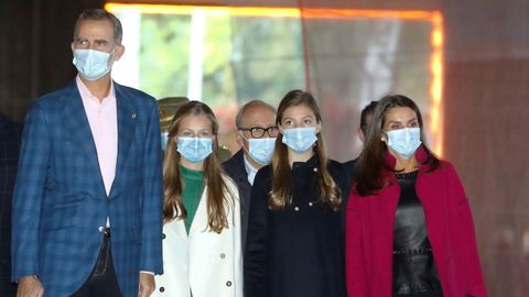 Los reyes Felipe VI (i) y Letizia (d), junto a la princesa Leonor (2i) y la infanta Sofa (2d), este jueves durante su visita a la denominada FPABRICA, la antigua fbrica de armas de Oviedo donde se llevan a cabo las actividades culturales relacionadas con los galardones de los Premios Princesa de Asturias. 