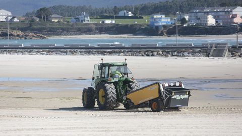 Maquinaria pesada trabajando estos d�as para limpiar la playa focense de A Rapadoira