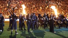 La orquesta SondeSeu, actuando sobre el c�sped de Bala�dos en los proleg�menos del partido de anoche entre Celta y Madrid.