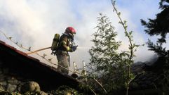 Los bomberos aprovecharon la parte de la vivienda a la que no llegaron las llamas para combatir el fuego