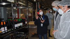 El conselleiro, segundo por la derecha, acompa�ado del gerente de Vinigalicia, Juan Luis M�ndez