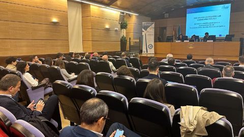 La jornada se desarrolló en el salón de actos del campus y por la tarde incluyó una visita a los astilleros de Fene y Ferrol