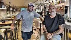 Iago y Julio, en el nuevo bar que han abierto en la plaza Eironci�o dos Cabaleiros