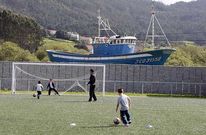 Jugadores de todas las edades utilizan habitualmente el campo de f�tbol de Laxe.