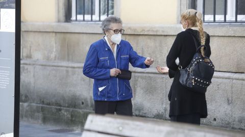 Personas con masacarilla por las calles de Lugo