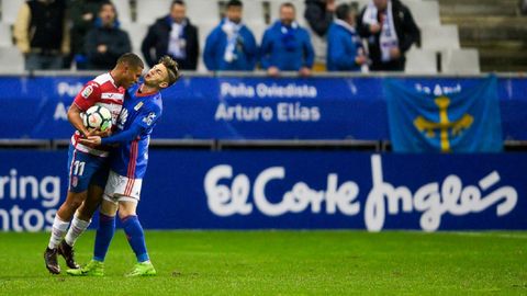 Viti Darwin Machis Real Oviedo Granada Carlos Tartiere.Machis golpea a Viti durante el Real Oviedo - Granada