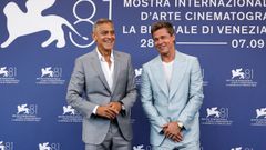 George Clooney y Brad Pitt, en la presentaci�n en Venecia de �Wolfs�, de Jon Watts.