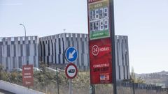 Panel de precios de una gasolinera de bajo coste de Santiago