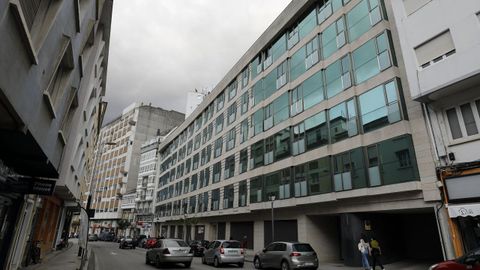 El nuevo edificio, que pr�cticamente no se lleg� a estrenar cuando sobrevino la crisis, est� en el centro urbano de Viveiro