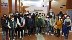 Alumnos del CEIP Campomaior, acompa�ados por su profesora y director, hicieron una visita guiada a la sede de la C�mara gallega y vieron la exposici�n �O poder da palabra. 40 anos do Parlamento de Galicia. 1981-2011�, inaugurada este mi�rcoles.