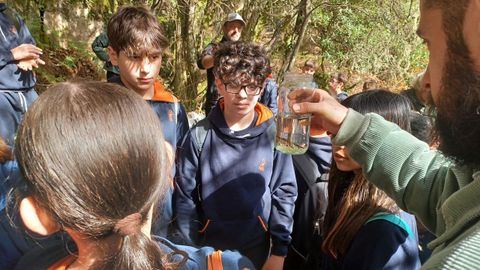 Un momento de la jornada en la que los alumnos pudieron conocer las distintas especies de flora y fauna de la fraga