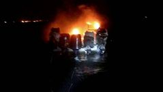 Arde una planeadora en la playa de Ma��ns