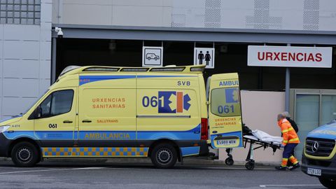 Ambulancia del 061, en imagen de archivo, llegando a las urgencias del hospital mari�ano
