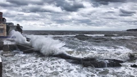 Ola de casi ocho metros llegan a la costa en Gij�n.Ola de casi ocho metros llegan a la costa en Gij�n