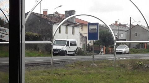 La furgoneta camuflada, ayer en Ordes. Adems del camin, Trafico tambin prueba en Galicia la vigilancia desde una furgoneta blanca con las lunas tintadas, que ayer estaba en la carretera N-550